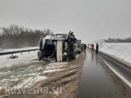 Украинский автобус перевернулся на трассе под Воронежем (ФОТО)