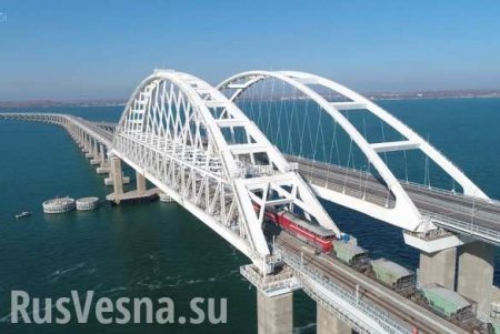 Главный мостостроитель: впечатляющий портрет появился на опоре Крымского моста (ФОТО)