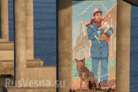 Главный мостостроитель: впечатляющий портрет появился на опоре Крымского моста (ФОТО)