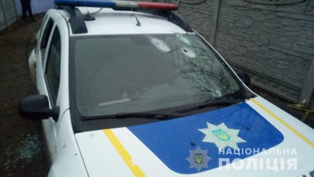Преступник расстрелял полицейский автомобиль под Киевом: проводится спецоперация (ФОТО)