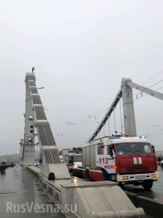 С Крымского моста угрожает спрыгнуть мужчина (ФОТО, ВИДЕО)