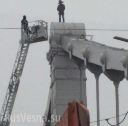 С Крымского моста угрожает спрыгнуть мужчина (ФОТО, ВИДЕО)