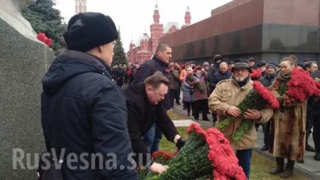 Могилу Сталина завалили цветами (ФОТО)