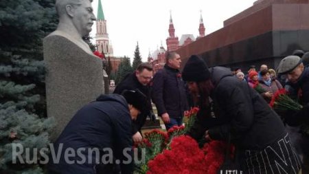 Могилу Сталина завалили цветами (ФОТО)