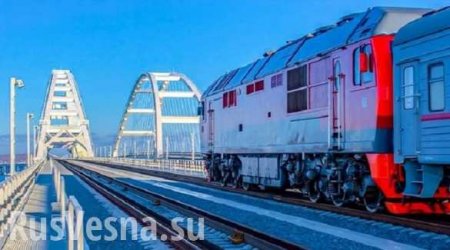 МОЛНИЯ: Поезд из Петербурга прибыл на вокзал Севастополя (ФОТО, ВИДЕО)