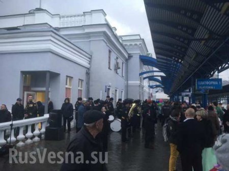 МОЛНИЯ: Поезд из Петербурга прибыл на вокзал Севастополя (ФОТО, ВИДЕО)