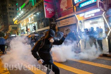 Новые столкновения в Гонконге, протестующие громят кофейни Starbucks (ФОТО, ВИДЕО)
