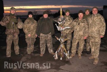 «Подарок сепаратистам»: Под Мариуполем ВСУ собрали ёлку из мин, снарядов и гранат (ФОТО)