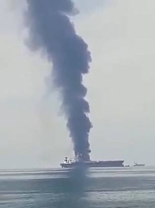 Клубы чёрного дыма до небес: в Персидском заливе загорелся танкер с нефтью (ФОТО, ВИДЕО)