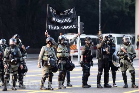 Жестокая битва за Гонконг: Цепь из протестующих растянулась на километры (ФОТО)