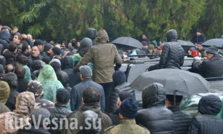 В Абхазии идёт штурм Администрации президента (ВИДЕО)