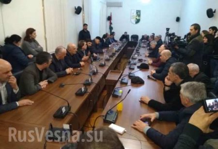 СРОЧНО: Парламент Абхазии проголосовал за отставку президента (ФОТО)