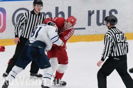 Российский хоккеист побил американца и покинул лёд под овации (ВИДЕО)