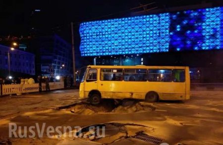 «Апокалипсис» в Киеве: Крупнейший торговый центр залило кипятком (ФОТО, ВИДЕО)