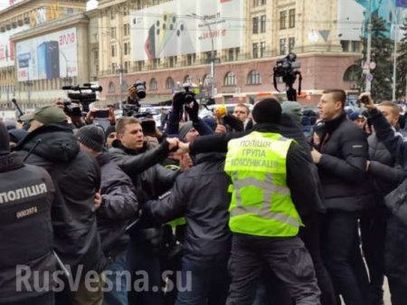 В Харькове неонацисты напали на участников пикета в поддержку русского языка (ФОТО, ВИДЕО)