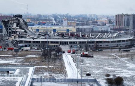 Жуткие кадры из Петербурга: рабочий пытается спастись с крыши рушащегося стадиона (+ФОТО, ВИДЕО)