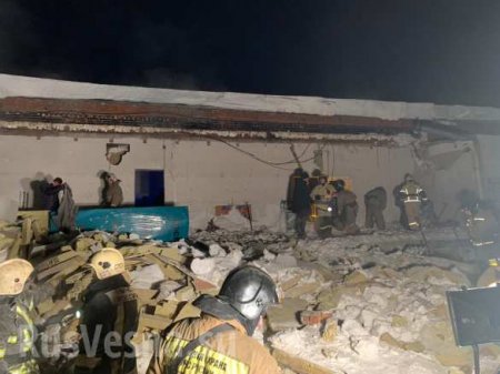Крыша кафе обрушилась на людей в Новосибирске: спасатели ищут людей под завалами (+ФОТО)