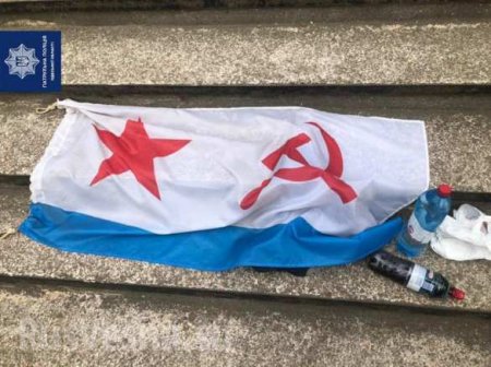 Коля, звони в полицию! — В Одессе мужчины вывесили флаг с советской символикой (ФОТО)