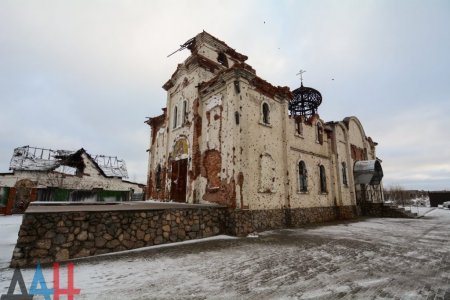 Поразительные кадры: праздничное богослужение в руинах монастыря у Донецкого аэропорта (ФОТО)