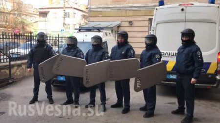 Украинские неонаци прорываются в суд, чтобы отбить подельников, избивают приставов и пускают газ (ФОТО, ВИДЕО)