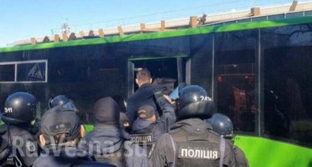 Задержаны напавшие на Сивохо «патрiоти», у здания полиции собралась толпа «побратимов» (ФОТО, ВИДЕО)