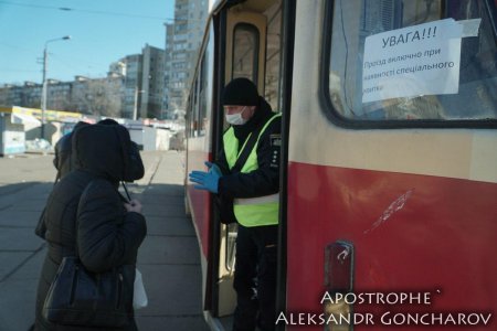 «Транспортный карантин» по-украински: копы на остановках и перепродажа спецпропусков (ФОТО, ВИДЕО)