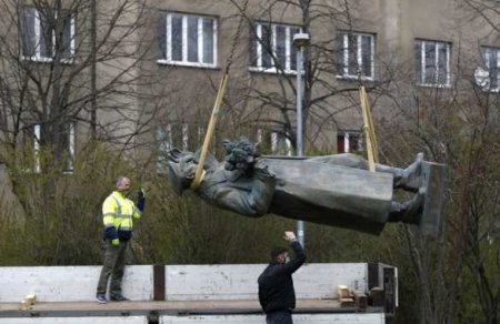«В Прагу прибыл опасный россиянин»: чиновникам — инициаторам сноса памятника Коневу выделили охрану