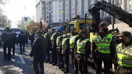 Бунт у стен Кабмина: украинцы требуют снять карантин (ФОТО)