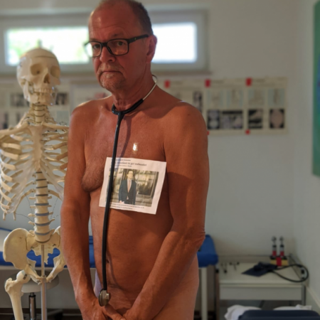 Немецкие врачи фотографируются голыми в знак протеста (ФОТО)