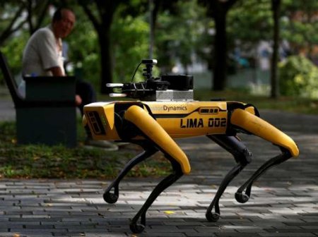 Будущее уже здесь: робот Boston Dynamic патрулирует улицы и следит за соцдистанцией (ВИДЕО)