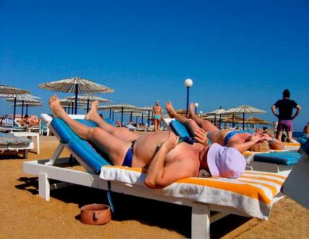 Дегустация устриц на пляже без маски: французы в шоке от своего главы МВД (ФОТО)