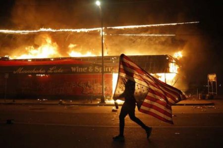 Хаос в Миннеаполисе: протестующие громят магазины, сожгли полицейские участки и банк (ФОТО, ВИДЕО)