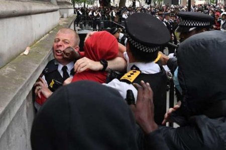 Лондон: полиция на коленях и отступает под натиском толпы (ВИДЕО)