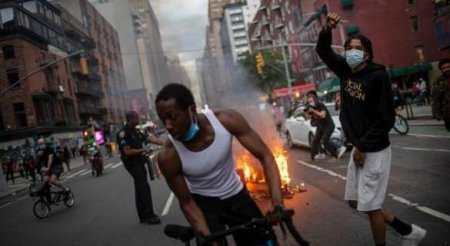 Мэра Нью-Йорка от толпы на митинге спасла чернокожая жена (ФОТО, ВИДЕО)