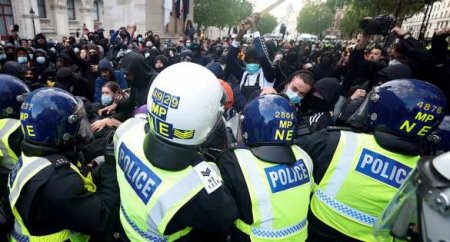 Лондонская полиция отступает под натиском толпы, есть раненый офицер (ВИДЕО)