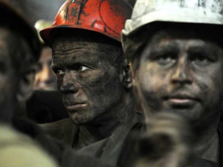 Бастовавших в ЛНР шахтеров встретили как героев (ВИДЕО)