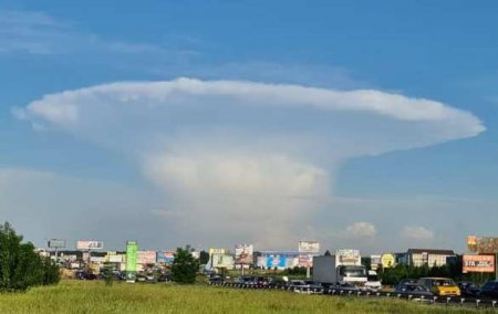Киев накрыло облако в форме ядерного гриба, спасатели рассказали о «наковальне» (ФОТО)