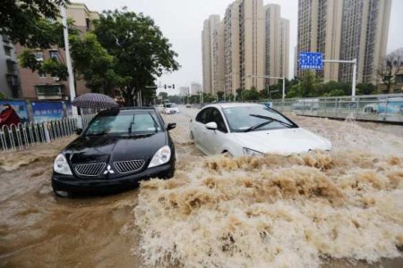 Сильнейшее наводнение в Китае: десятки погибли и пропали без вести (ФОТО, ВИДЕО)