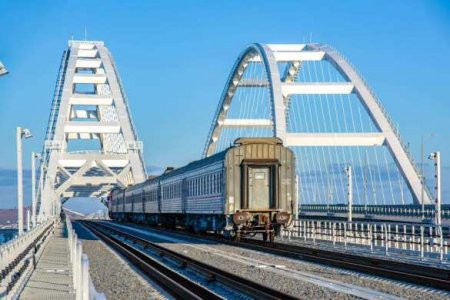 По Крымскому мосту пошли грузовые поезда (ВИДЕО)