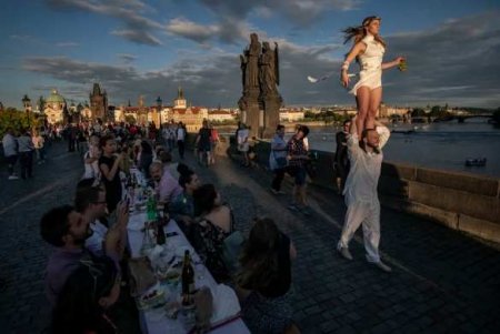 Пир во время чумы: жители одной из европейских столиц «попрощались» с COVID-19 (ФОТО)