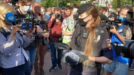 Красавица-полицейская раздавала защитные маски противникам изменения Конституции (ФОТО, ВИДЕО)