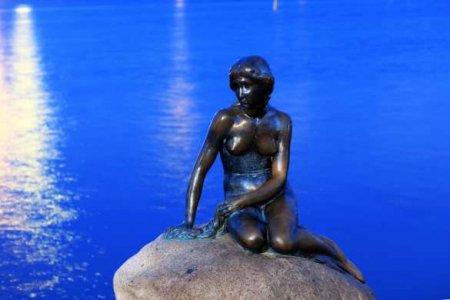 «Расистская рыба»: Вандалы добрались до знаменитой статуи Русалки в Дании (ФОТО)