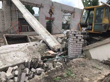 ВАЖНО: Трое рабочих погибли при обрушении стены ТЦ в Кировской области (ФОТО)