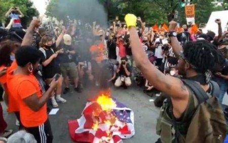 День независимости: в США сожгли флаг и снесли памятник Колумбу (ФОТО, ВИДЕО)