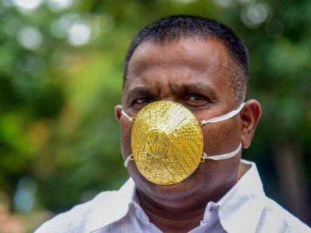 Для защиты от коронавируса индийский бизнесмен носит необычную маску (ФОТО, ВИДЕО)