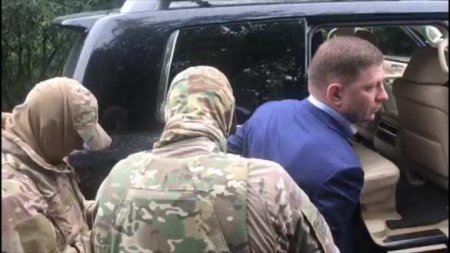 Задержанный губернатор Хабаровского края доставлен в Москву на допрос (ВИДЕО)