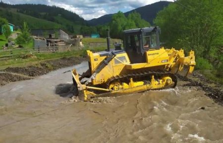 Большая вода уничтожила сотни километров дорог на Западной Украине (ФОТО)