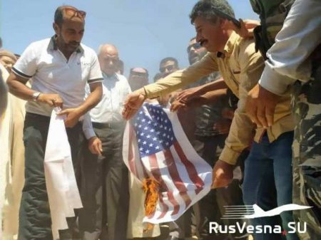 «Убирайтесь вон!» — сирийцы жгут флаги США и Турции, требуя от оккупантов убраться (ФОТО)