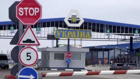 Очередь на границе с Крымом: пункты пропуска закрываются (ФОТО)