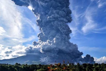В Индонезии проснулся вулкан: впечатляющие фото (ФОТО, ВИДЕО)